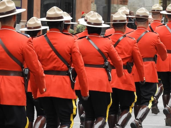 soldats alignés et vêtus de rouges